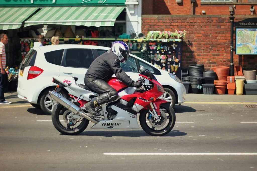 conductor con equipo de seguridad en moto en carretera durante Semana Santa en España con medidas de prevención