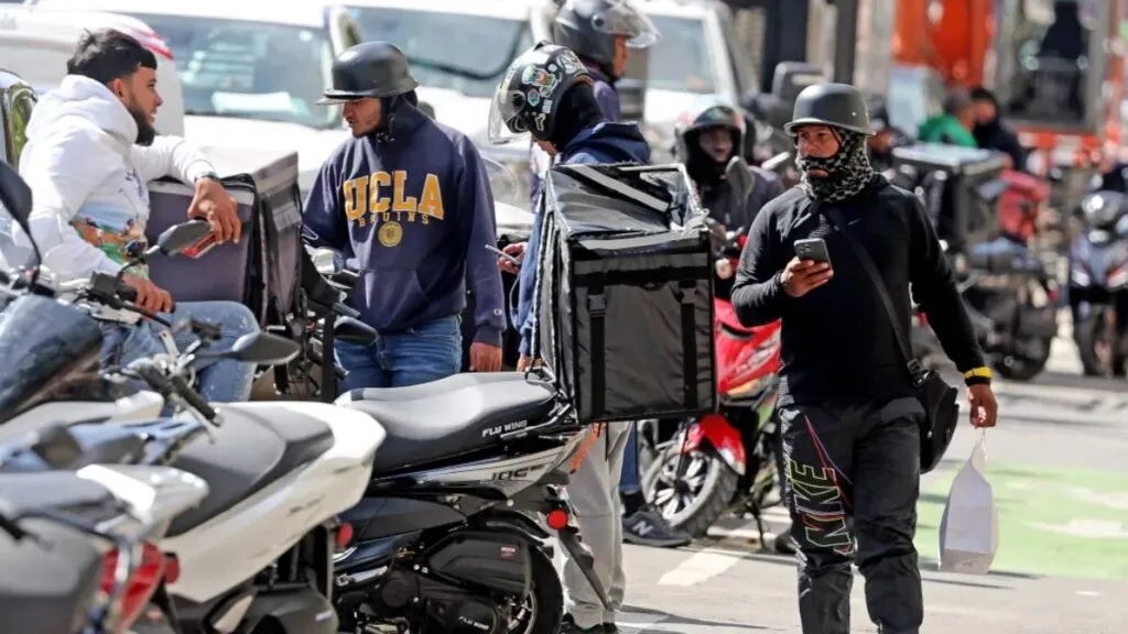 seguro de repartidores obligatorio en Boston para apps de delivery con nuevas reglas y multas