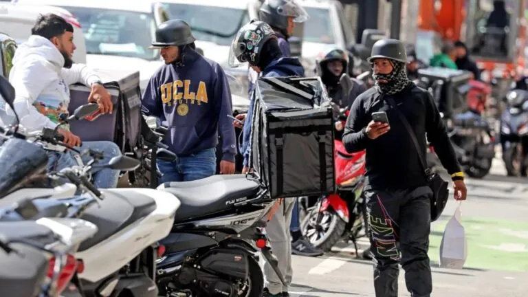 seguro de repartidores obligatorio en Boston para apps de delivery con nuevas reglas y multas