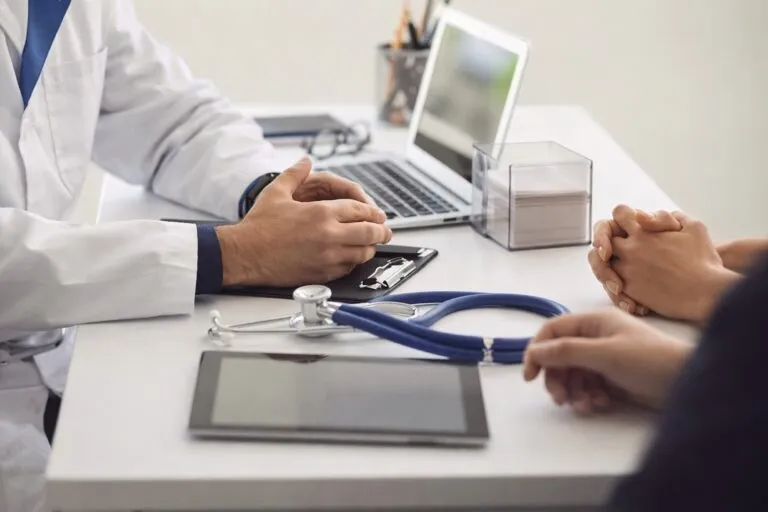 Alza seguros México eleva costos en pólizas de auto y salud por inflación médica y refacciones