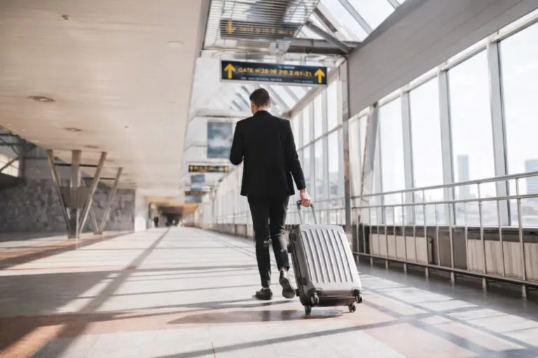 Seguro de vida clave ante alza de primas y riesgos al viajar desde México