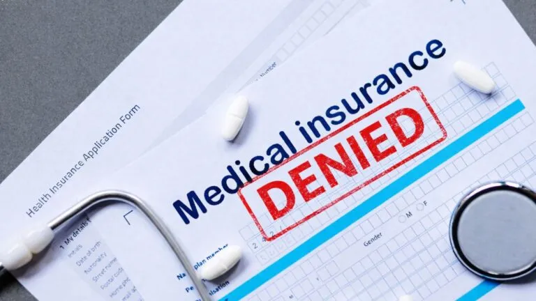 rechazo de seguros médicos en Estados Unidos afecta acceso a tratamientos y genera retrasos en atención