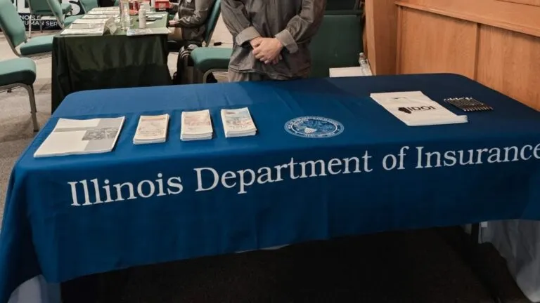 regulación de seguros en Illinois con cambios en tarifas y supervisión del mercado asegurador
