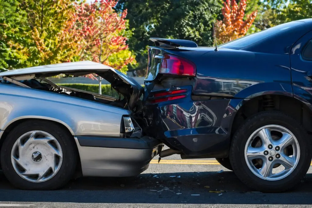 Seguros de autos en Argentina analizan responsabilidad en choques traseros y determinación de culpa