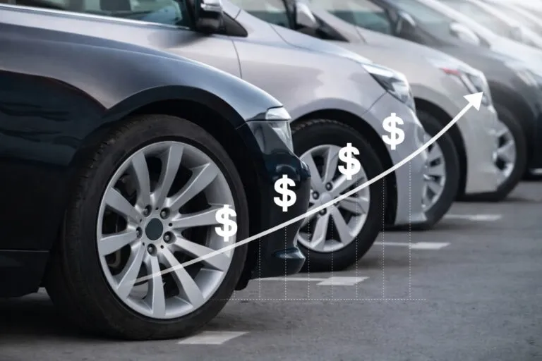 Conductores en ciudad mexicana reflejan el aumento en seguros de auto en México por presión fiscal y costos operativos