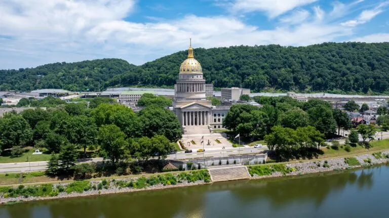seguros de salud en Estados Unidos con cambios en autorizaciones médicas y acceso a tratamientos en West Virginia