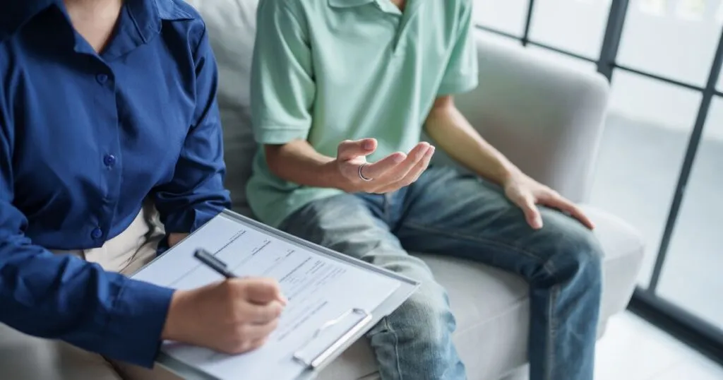 Seguros médicos se encarecen hasta 75%, revela informe.