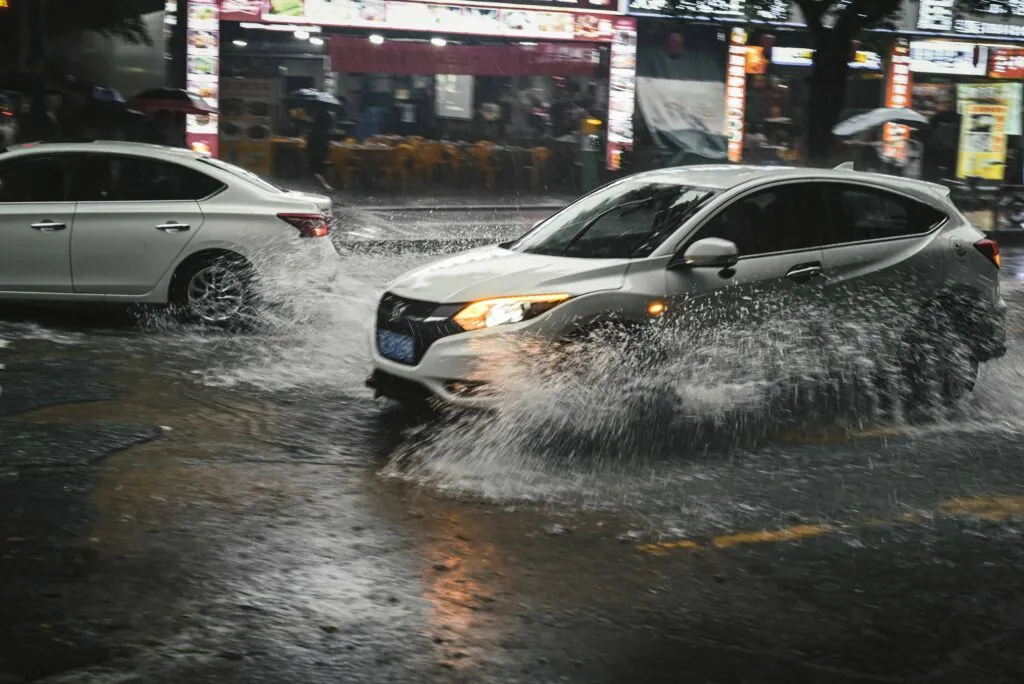 Seguro de auto en México cubriendo daños por inundación y lluvias intensas en vehículos afectados
