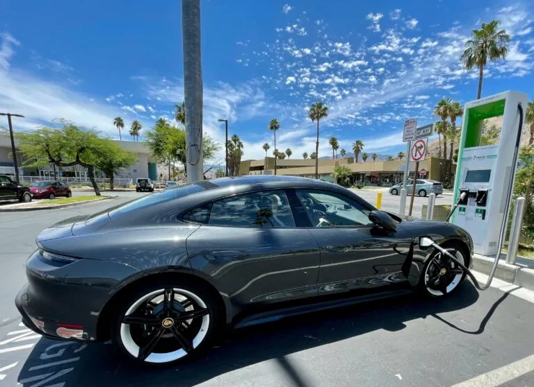 Seguro coche eléctrico con taller especializado y vehículo eléctrico en reparación en España