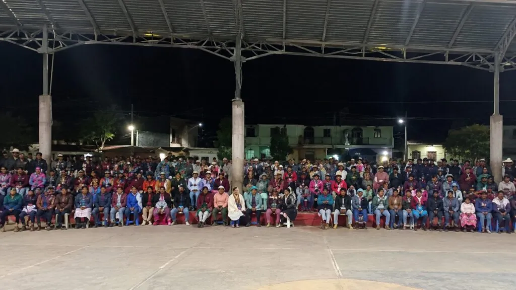 Familias de Sevina reciben apoyo de seguro de vida tras violencia en Michoacán