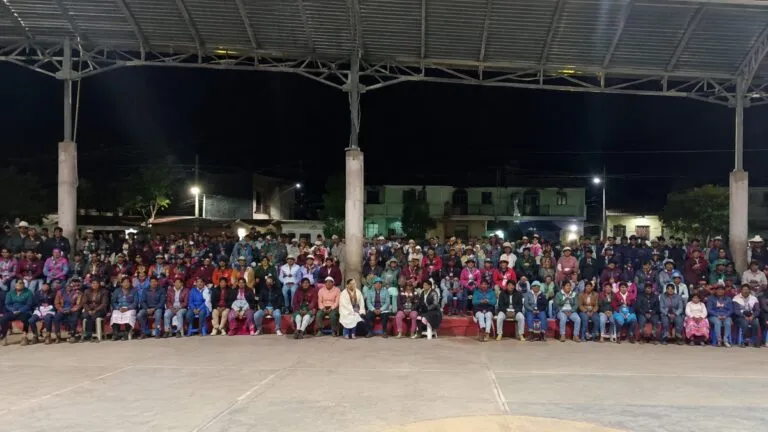 Familias de Sevina reciben apoyo de seguro de vida tras violencia en Michoacán
