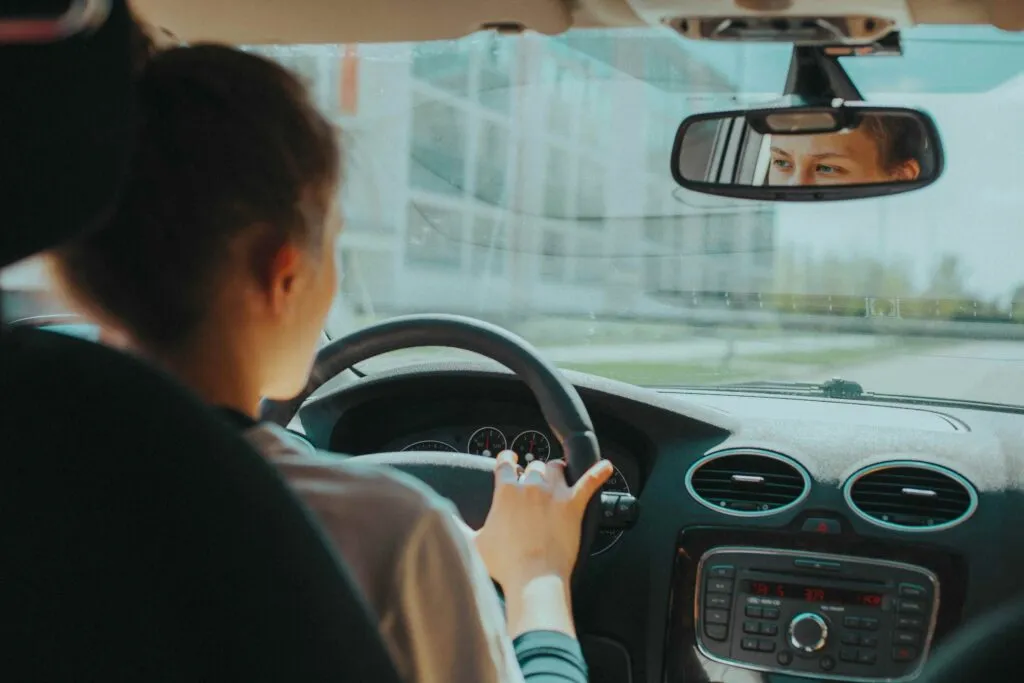 Conductores revisan tarifas del seguro de coche en España tras ajustes de riesgo y algoritmos aseguradores