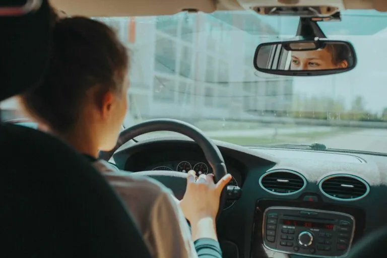 Conductores revisan tarifas del seguro de coche en España tras ajustes de riesgo y algoritmos aseguradores