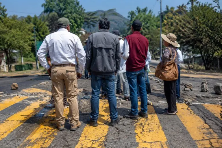 Maestros jubilados protestan en Veracruz por pagos pendientes del seguro institucional retenido desde 2021