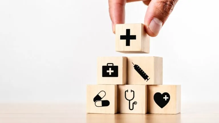 seguros médicos en México afectados por cambios fiscales y aumento en costos hospitalarios privados