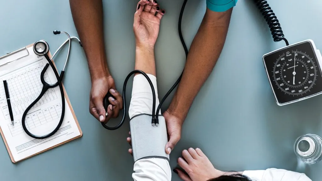 Persona migrante consultando un cómic educativo sobre el sistema de salud en Estados Unidos