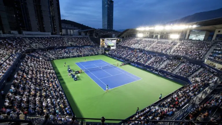 Abierto GNP Seguros en Monterrey durante el torneo WTA 500 con público y cancha profesional.