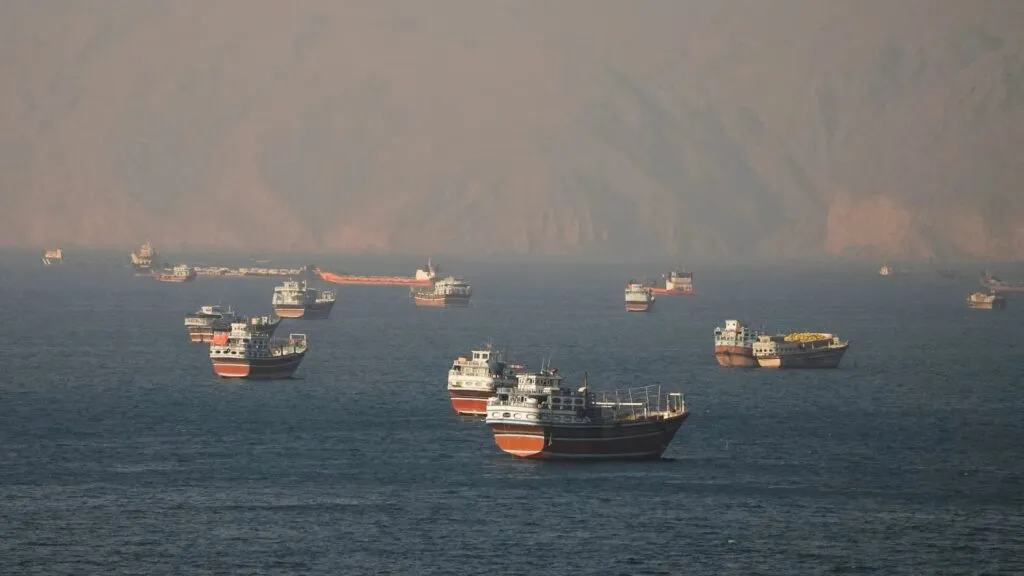 Irán analiza nuevos cobros de seguros para barcos que transitan por el estrecho de Hormuz