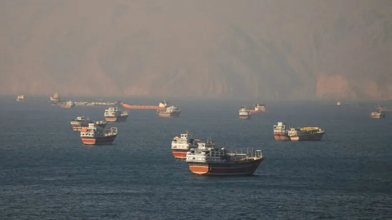 Irán analiza nuevos cobros de seguros para barcos que transitan por el estrecho de Hormuz