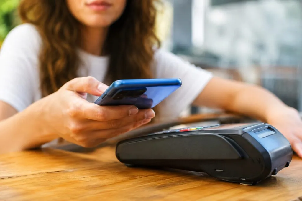 Marcas de seguros relevantes para jóvenes españoles según estudio sobre confianza y expectativas financieras
