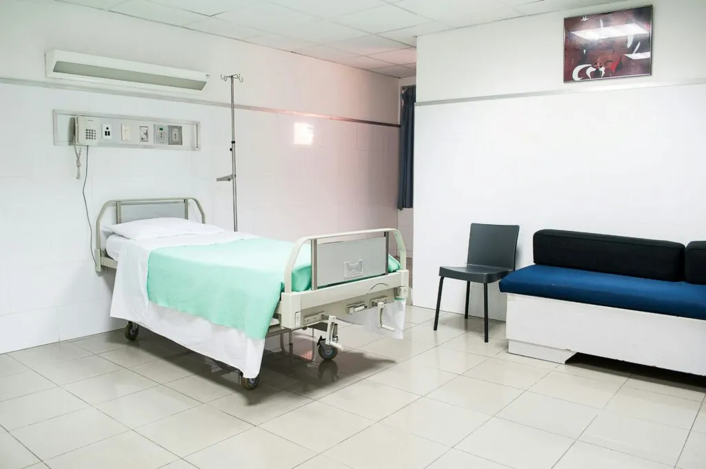 Seguros médicos en México afectados por el aumento de cobros hospitalarios y la inflación médica que incrementa el costo de las pólizas.