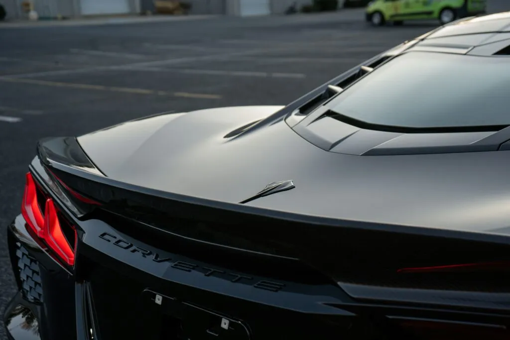 Seguro de auto para Corvette C8 con debate sobre refacciones usadas después de un siniestro vehicular
