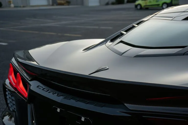 Seguro de auto para Corvette C8 con debate sobre refacciones usadas después de un siniestro vehicular