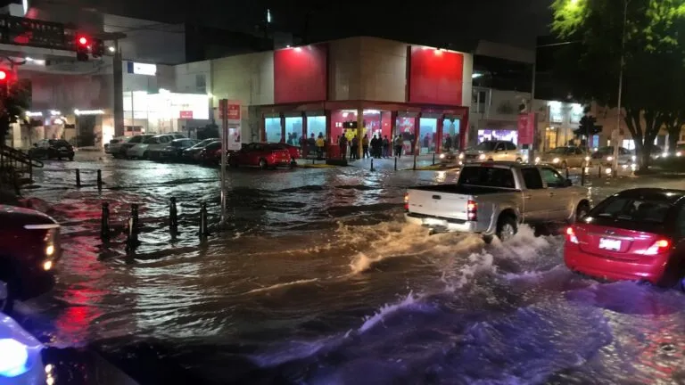 Seguro para comercios en Querétaro frente a lluvias, inundaciones y desastres naturales que afectan negocios locales