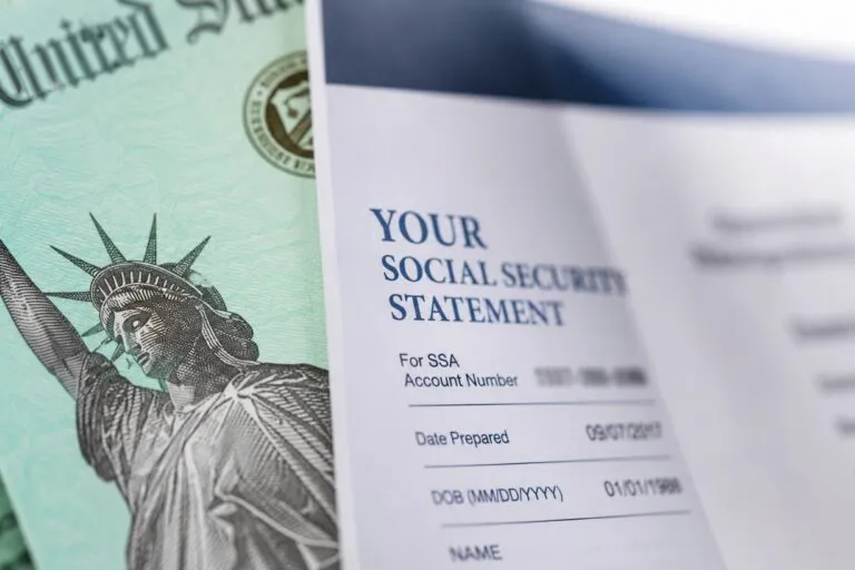 Seguro Social en Estados Unidos con información sobre beneficios, solicitud y pagos electrónicos.
