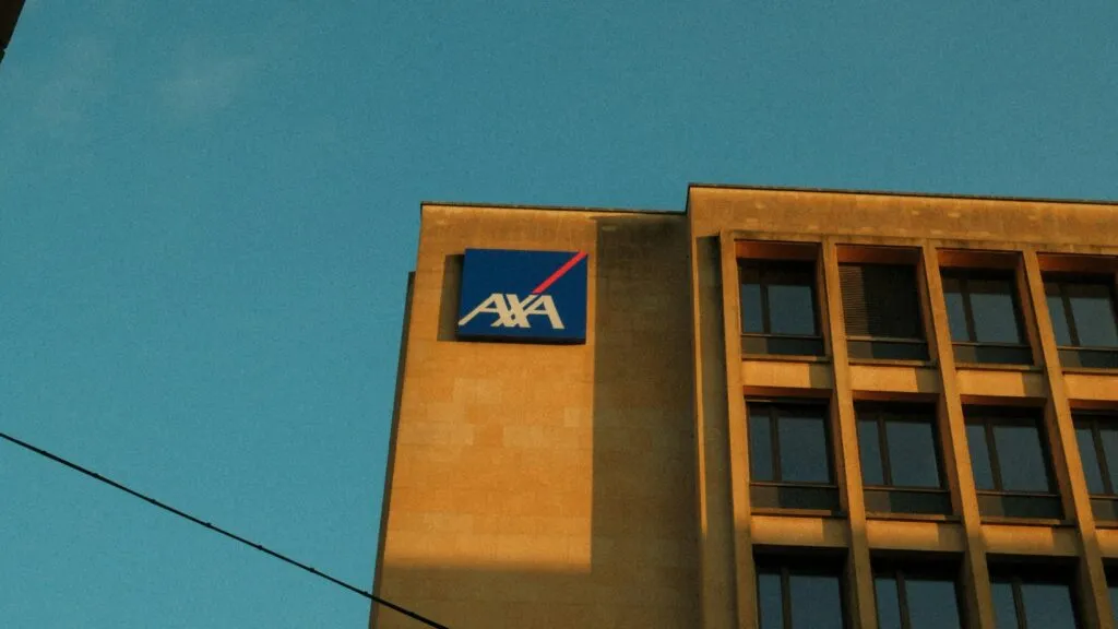 AXA reporta crecimiento en ingresos y beneficios pese a la caída del negocio de reaseguro durante el primer semestre de 2026