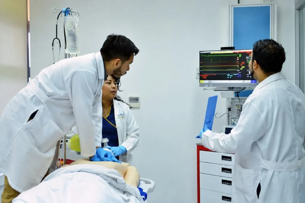 Seguro de responsabilidad civil para médicos y profesionales de la salud en México con protección financiera y legal.