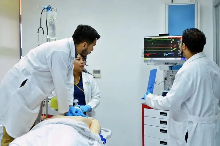 Seguro de responsabilidad civil para médicos y profesionales de la salud en México con protección financiera y legal.
