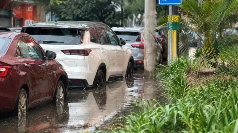 Seguro de auto en México y recomendaciones de Condusef para evitar perder la cobertura durante una inundación.
