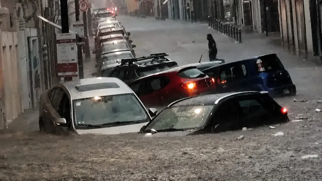 Seguro de auto y cobertura durante una inundación con vehículo bajo el agua en México.