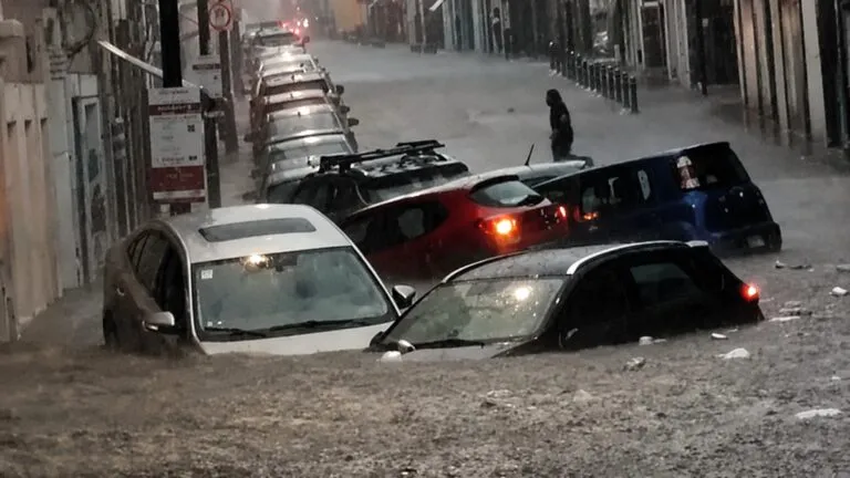 Seguro de auto y cobertura durante una inundación con vehículo bajo el agua en México.