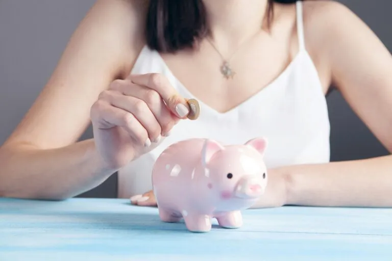 Ahorro familiar en España con predominio del seguro y crecimiento del ahorro financiero.