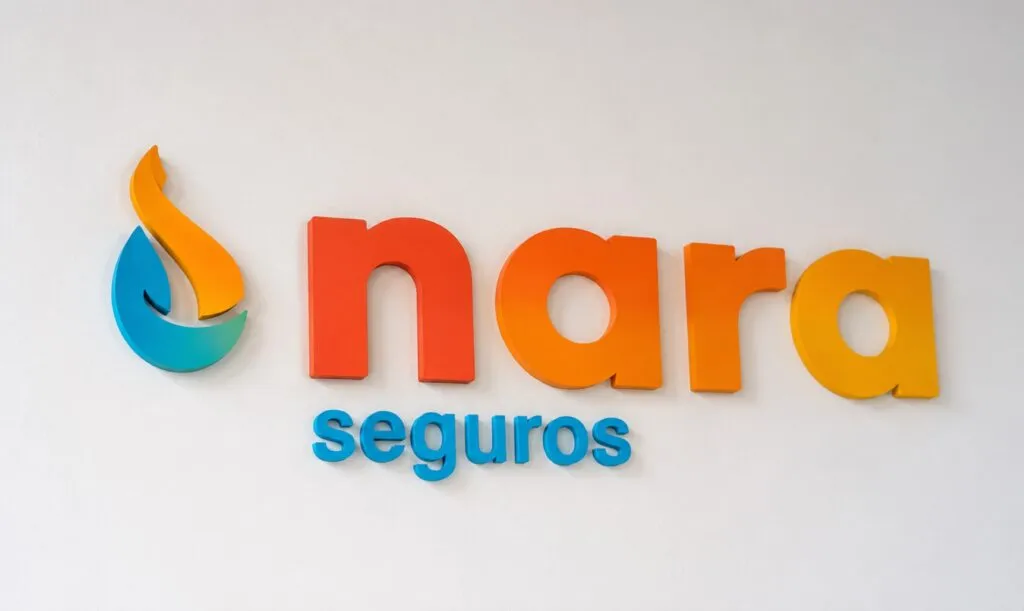 Seguros personalizados para empresas mediante la alianza entre Denarius y Nara Seguros en España.