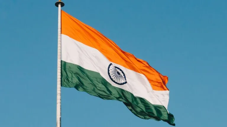 Agente de seguros revisando documentos mientras analiza nuevas reglas del mercado asegurador en India