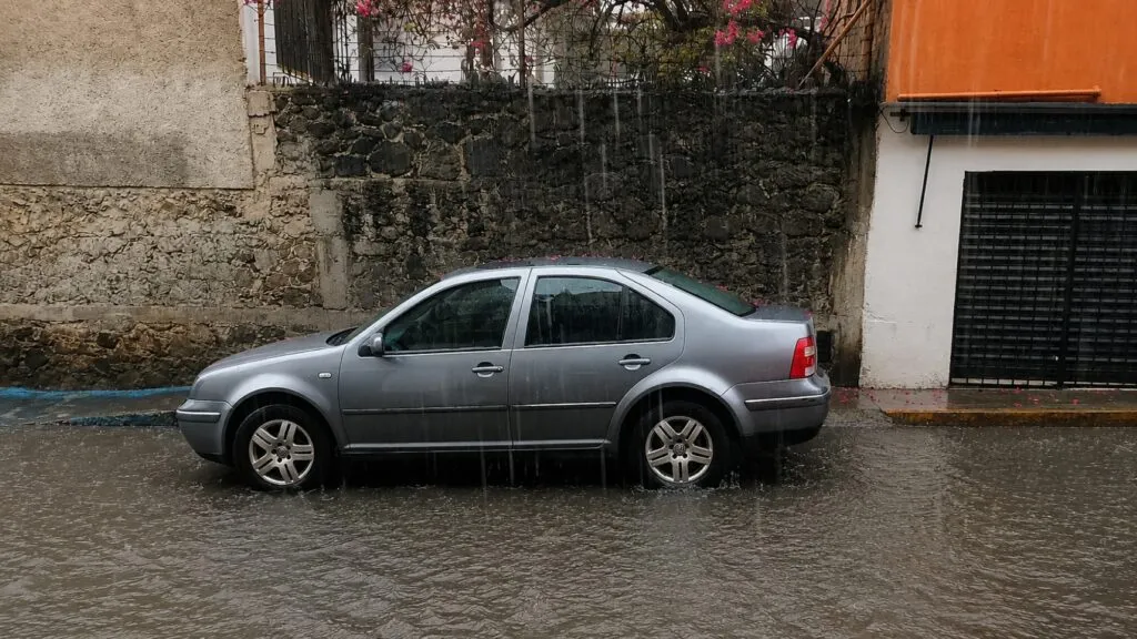 Seguros de auto en Morelos con vehículo afectado por lluvias y recomendaciones de Condusef para reclamaciones.