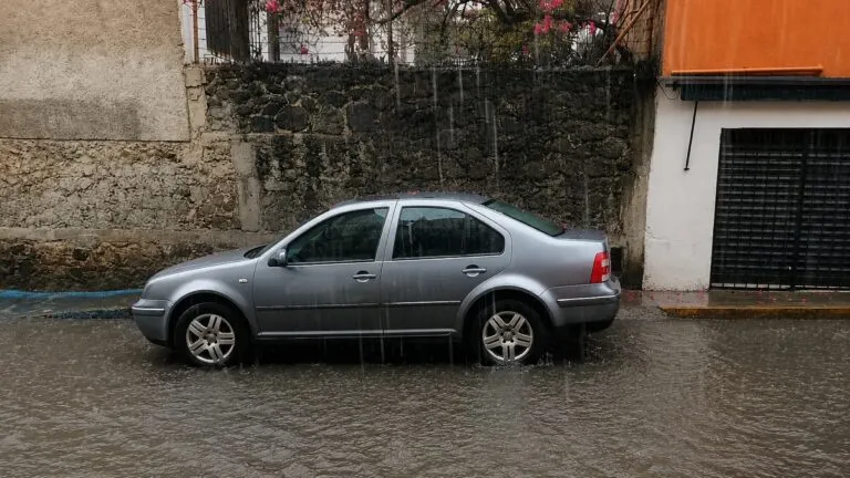 Seguros de auto en Morelos con vehículo afectado por lluvias y recomendaciones de Condusef para reclamaciones.
