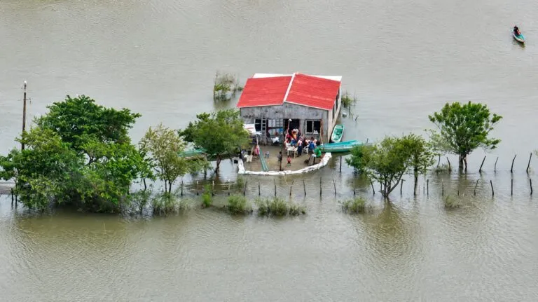 Seguro contra fenómenos meteorológicos para viviendas en México ante riesgo de inundaciones y eventos climáticos.
