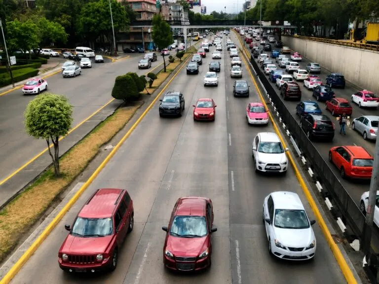 Robo de vehículos asegurados disminuye en México con cifras históricas de la AMIS.