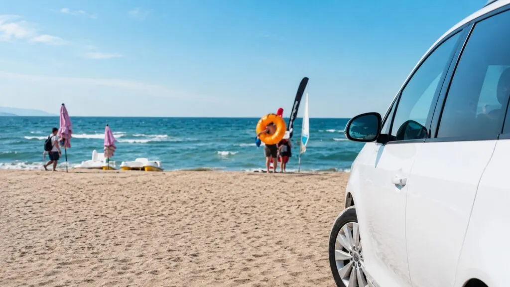 Seguro de coche con coberturas y asistencia para viajar por carretera durante las vacaciones.