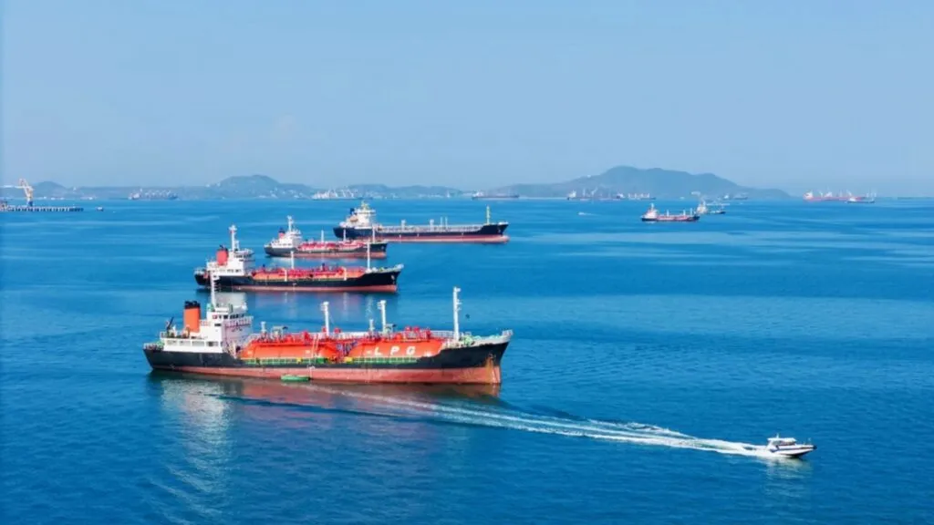 Seguro marítimo aumenta en Hormuz y Bab al-Mandeb por ataques, menor tráfico y mayores primas de riesgo