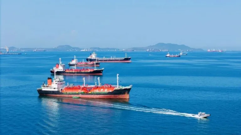 Seguro marítimo aumenta en Hormuz y Bab al-Mandeb por ataques, menor tráfico y mayores primas de riesgo