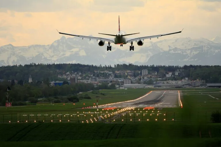 Seguros de responsabilidad civil fortalecen la aviación en México con protección para pasajeros, operadores y terceros.
