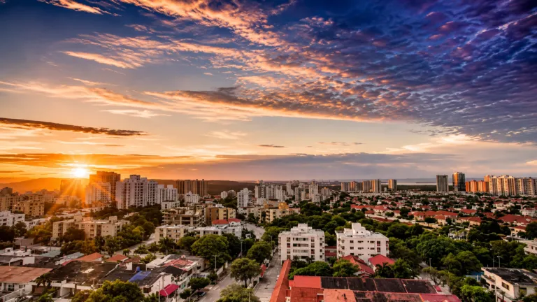 Vista panorámica de una ciudad colombiana al atardecer
