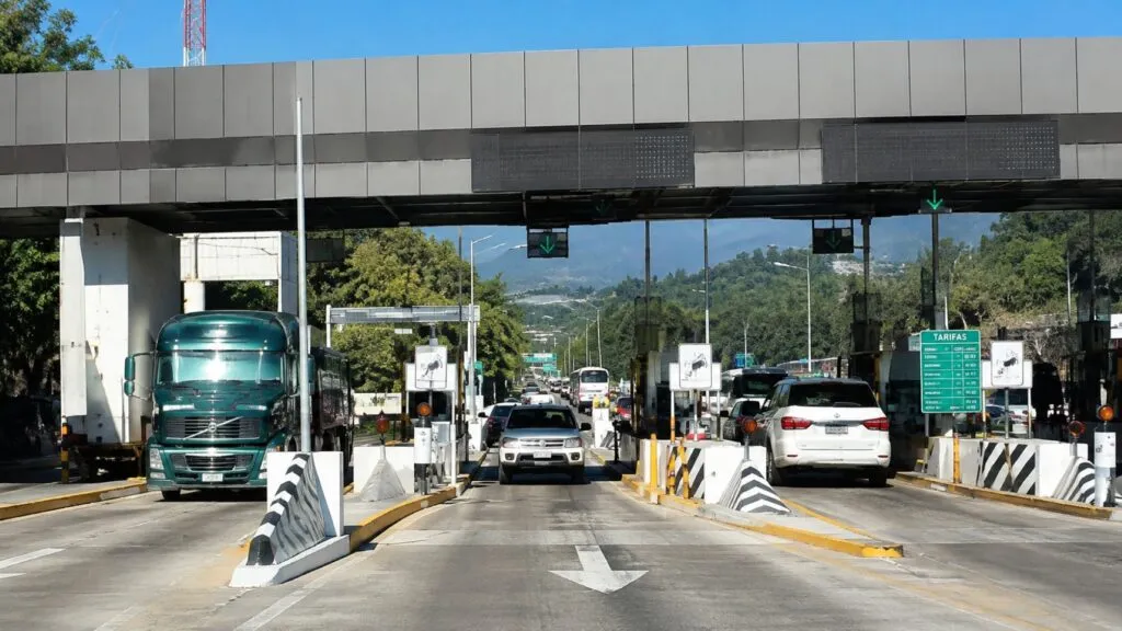 Seguro CAPUFE con cobertura para accidentes y daños en autopistas de México al pagar una caseta
