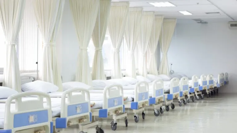 AMIS pide transparencia y criterios técnicos para los seguros de gastos médicos y los costos de hospitales privados en México