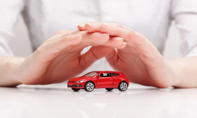 Conductor revisa la vigencia de su seguro de auto y los datos de su póliza en México.